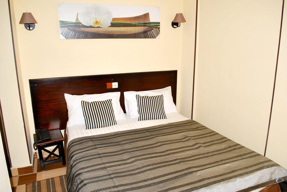 Yaahot Hotel Yaoundé Екстериор снимка