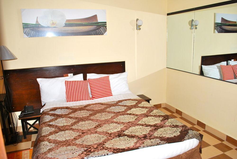 Yaahot Hotel Yaoundé Екстериор снимка