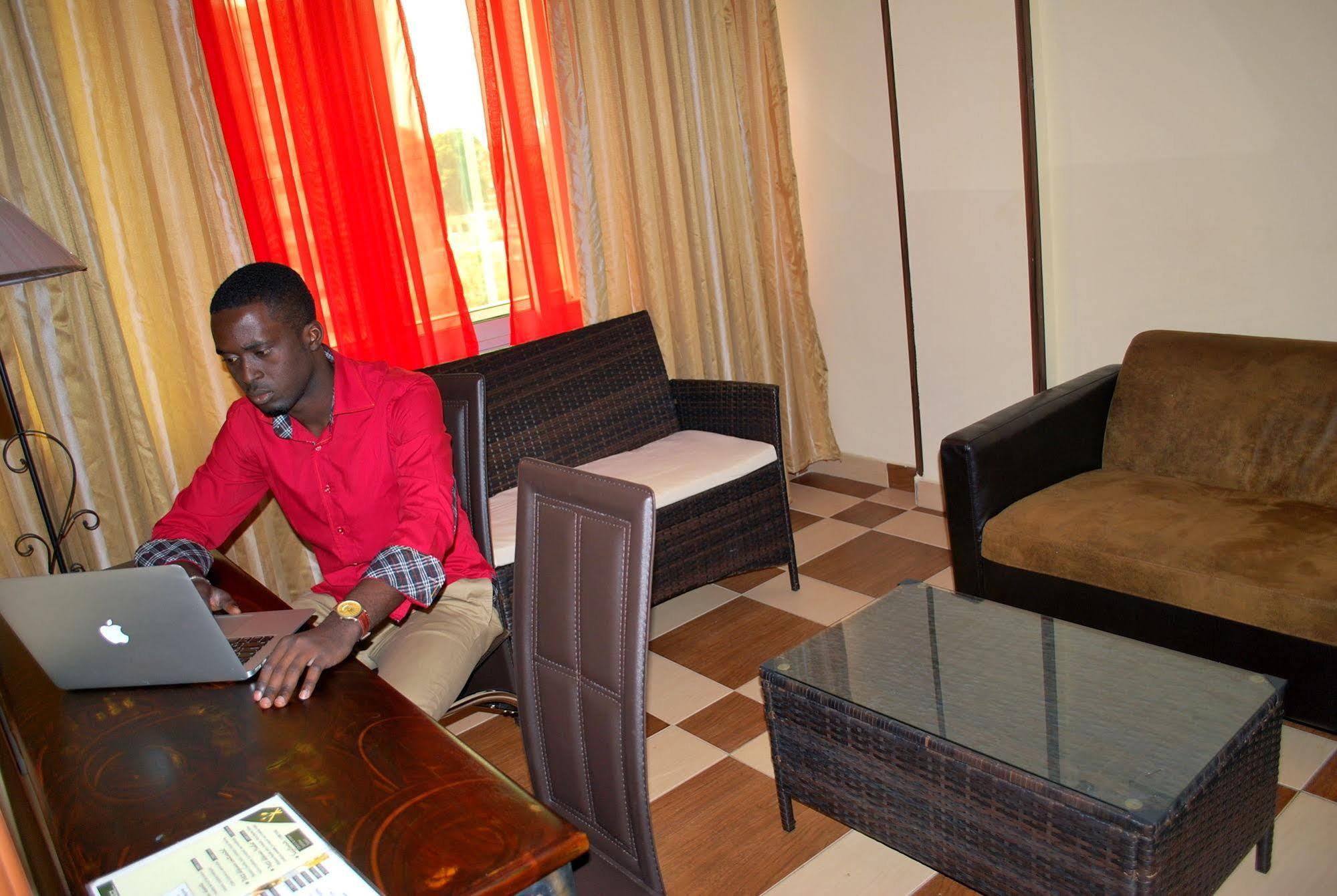 Yaahot Hotel Yaoundé Екстериор снимка