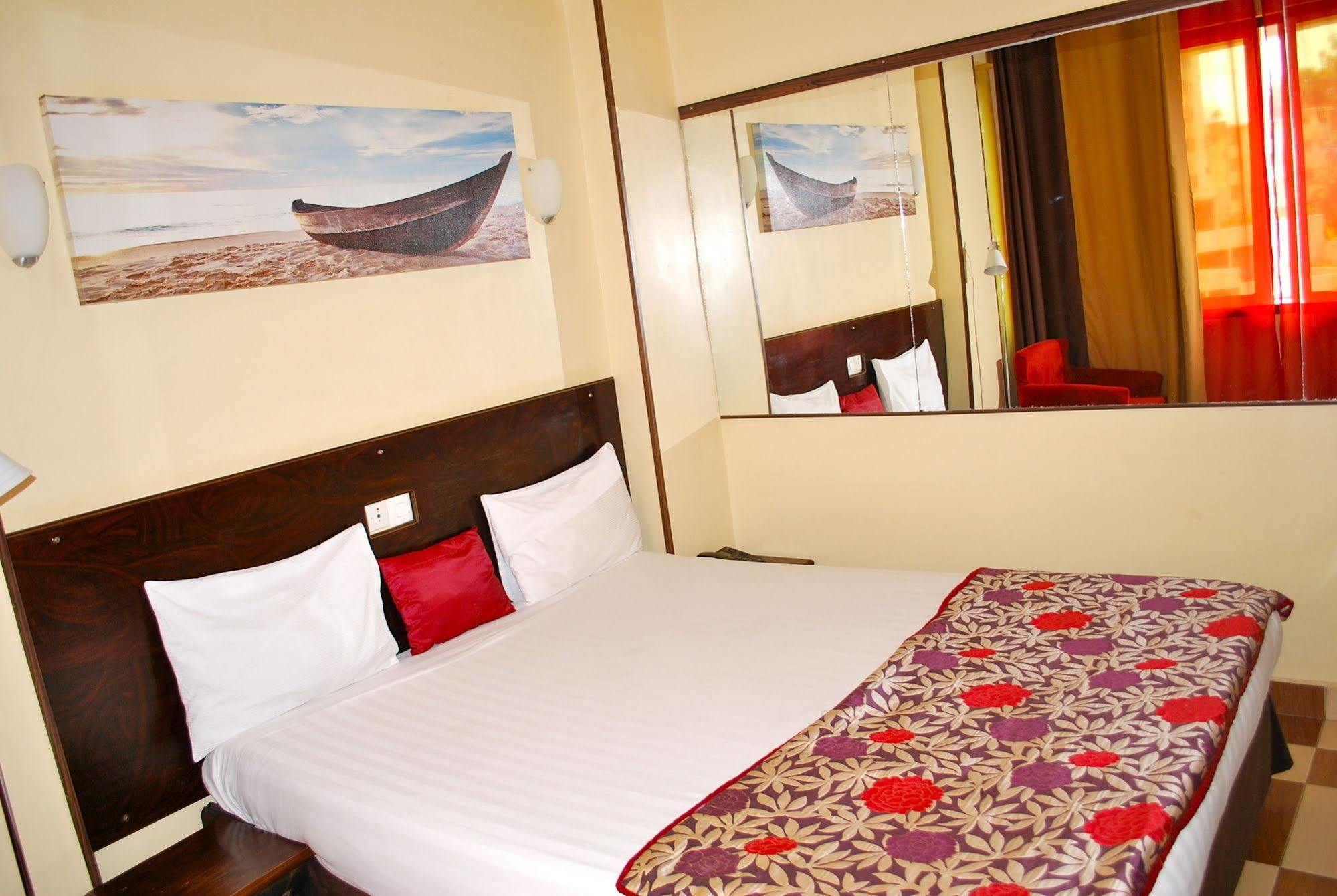 Yaahot Hotel Yaoundé Екстериор снимка